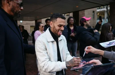 O tanara si-a filmat iubitul la benzinarie. Avertismentul primit imediat de la fani