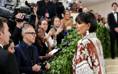 Intalnire bizara pe covorul rosu. Ce a patit Kris Jenner cu fostul iubit al fiicei sale