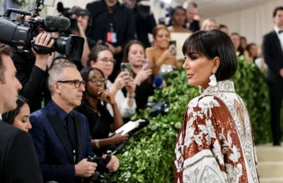 Intalnire bizara pe covorul rosu. Ce a patit Kris Jenner cu fostul iubit al fiicei sale
