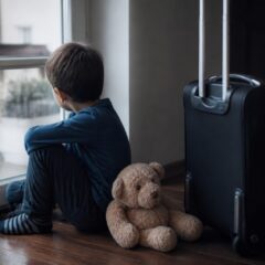 Avertisment pentru parintii români. Ce se întâmplă în sufletul copiilor ramasi acasa