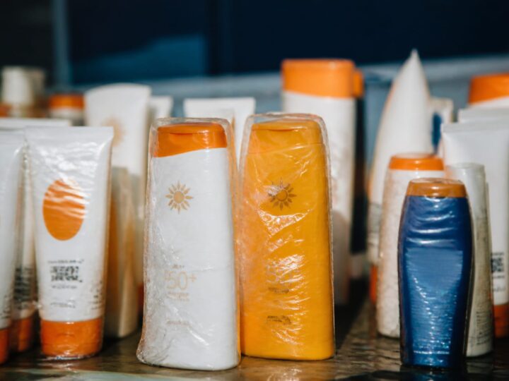 Ce se întâmplă cu cremele SPF de pe piață. Avertismentul oficial care vizeaza milioane de femei