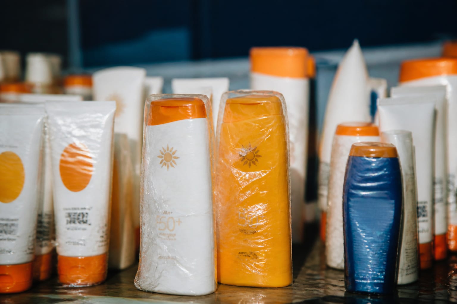 Ce se întâmplă cu cremele SPF de pe piață. Avertismentul oficial care vizeaza milioane de femei