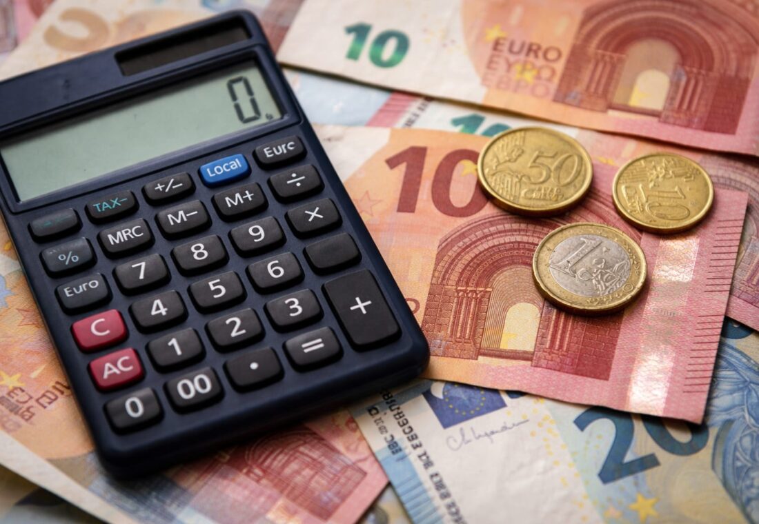 Dificultățile financiare persistente au fost asociate cu rezultate cognitive mai slabe mai târziu în viață