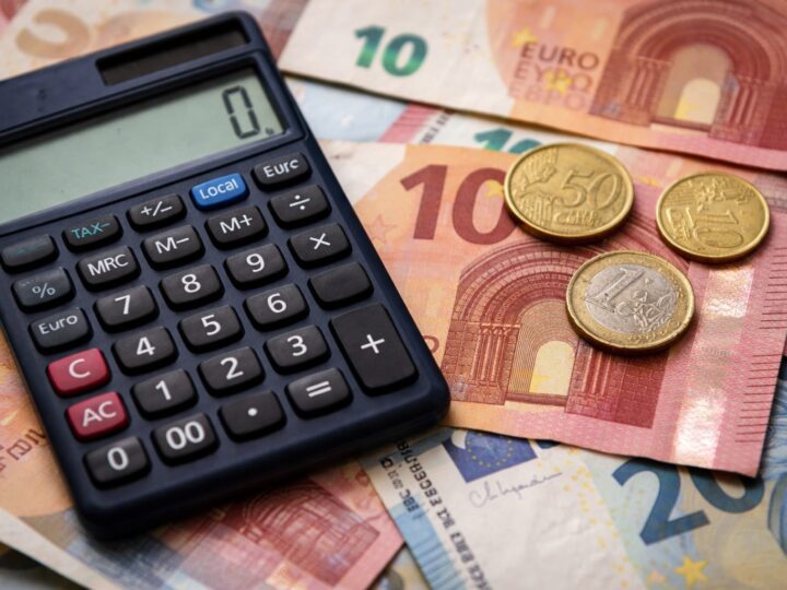 Dificultățile financiare persistente au fost asociate cu rezultate cognitive mai slabe mai târziu în viață