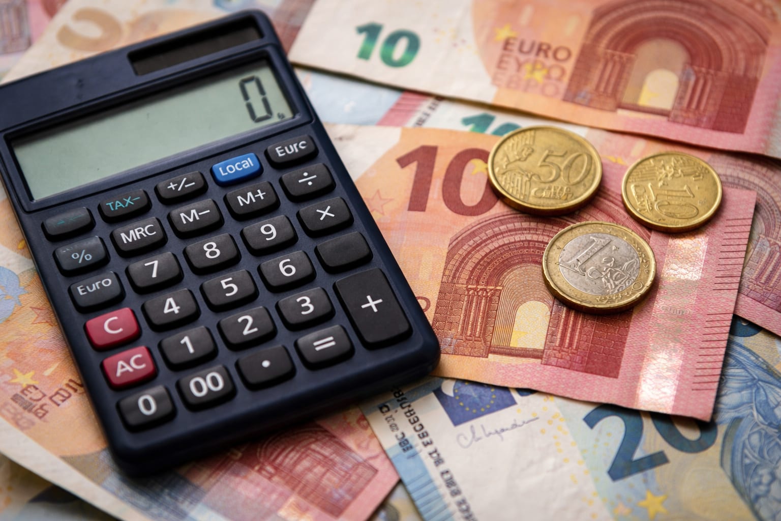 Dificultățile financiare persistente au fost asociate cu rezultate cognitive mai slabe mai târziu în viață
