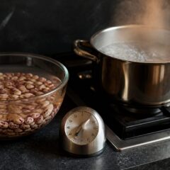 Fasolea rămâne principalul aliment asociat gazelor, iar porțiile mici pot reduce disconfortul