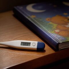 Febra peste 38,5°C și tusea lătrătoare la copii pot indica urgențe medicale