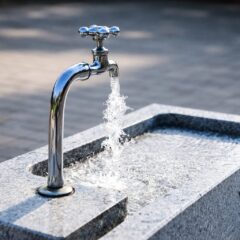 Hidratarea pe caniculă cere minimum 2 litri de apă pe zi pentru femei
