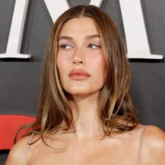 Metoda în 2 pași arătată de Hailey Bieber pentru un aspect mai odihnit sub ochi
