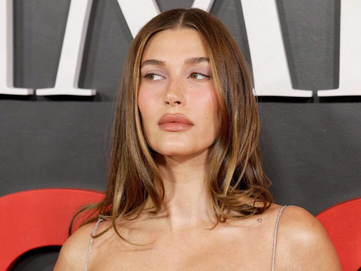 Metoda în 2 pași arătată de Hailey Bieber pentru un aspect mai odihnit sub ochi