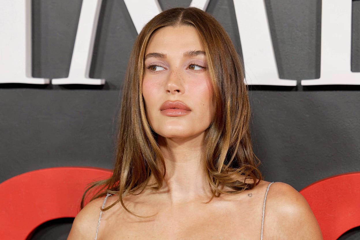 Metoda în 2 pași arătată de Hailey Bieber pentru un aspect mai odihnit sub ochi