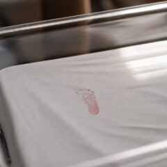 O femeie de 55 de ani a născut la Iași un copil sănătos, premieră pentru Maternitatea Elena Doamna