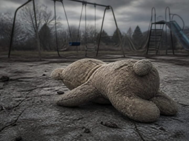Rana de abandon poate menține relații dureroase prin frica intensă de a fi părăsită