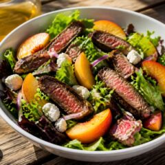 Salata cu vită și piersici se pregătește în mai puțin de o oră pentru o cină de vară