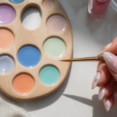 Watercolor nails aduc un efect delicat și elegant, între artistic și ușor de purtat