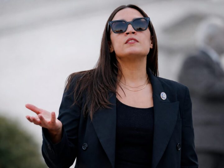 Alexandria Ocasio-Cortez și partenerul ei, Riley Roberts, s-ar fi despărțit după o relație de un deceniu