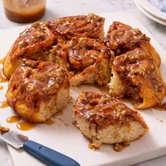 Sticky buns cu piersici se coc 35-40 de minute la 190°C și au două dospiri de câte o oră