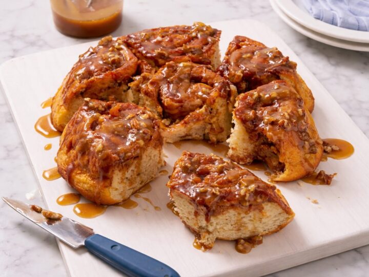 Sticky buns cu piersici se coc 35-40 de minute la 190°C și au două dospiri de câte o oră