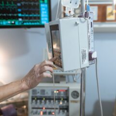 Un băiat din Derbyshire a fost primul copil operat cu arcuri din nitinol pentru remodelarea craniului