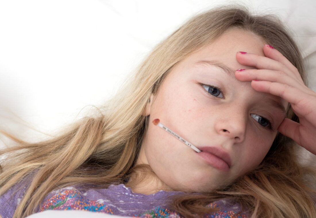 Copiii răcesc mai ușor în colectivitate. Când recomandă medicul să rămână acasă