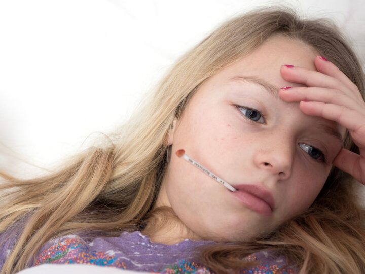 Copiii răcesc mai ușor în colectivitate. Când recomandă medicul să rămână acasă