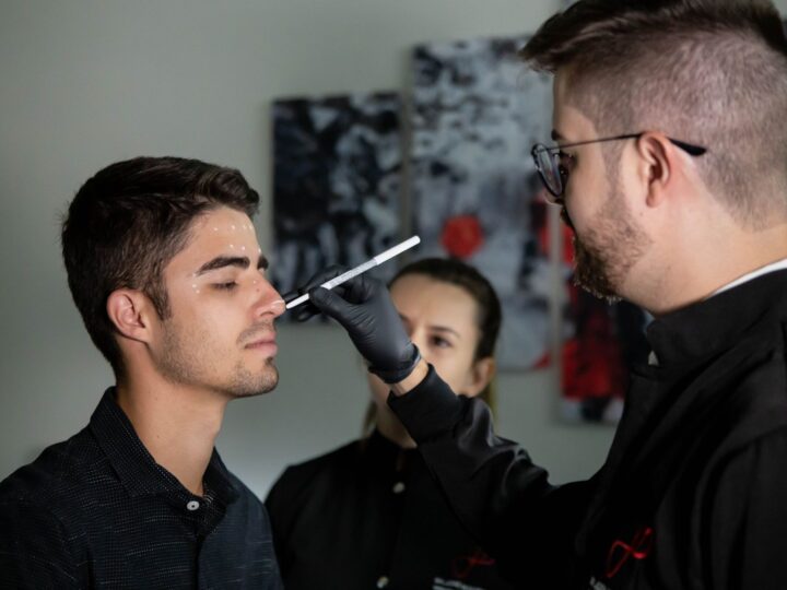 Proiect de ghid NICE recomandă evaluarea pentru tulburarea dismorfică înaintea procedurilor cosmetice