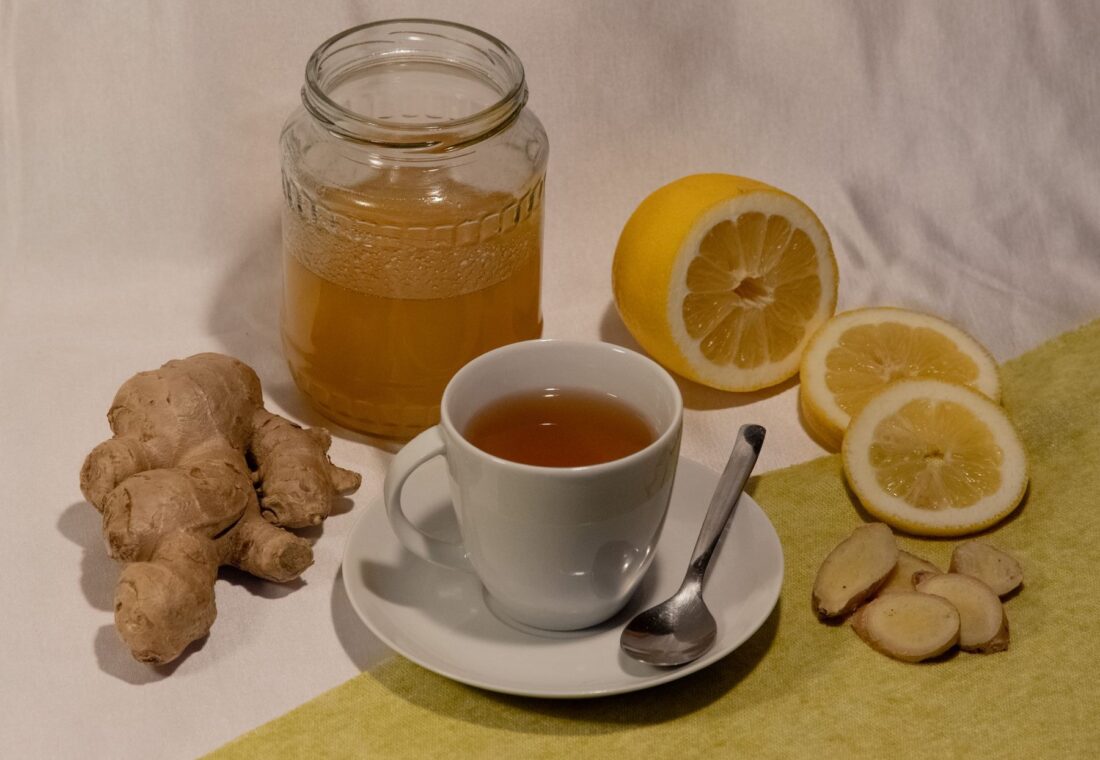 Cum se prepară băuturile care pot calma temporar gâtul iritat și de ce alcoolul trebuie evitat ca remediu