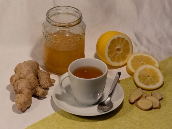 Cum se prepară băuturile care pot calma temporar gâtul iritat și de ce alcoolul trebuie evitat ca remediu