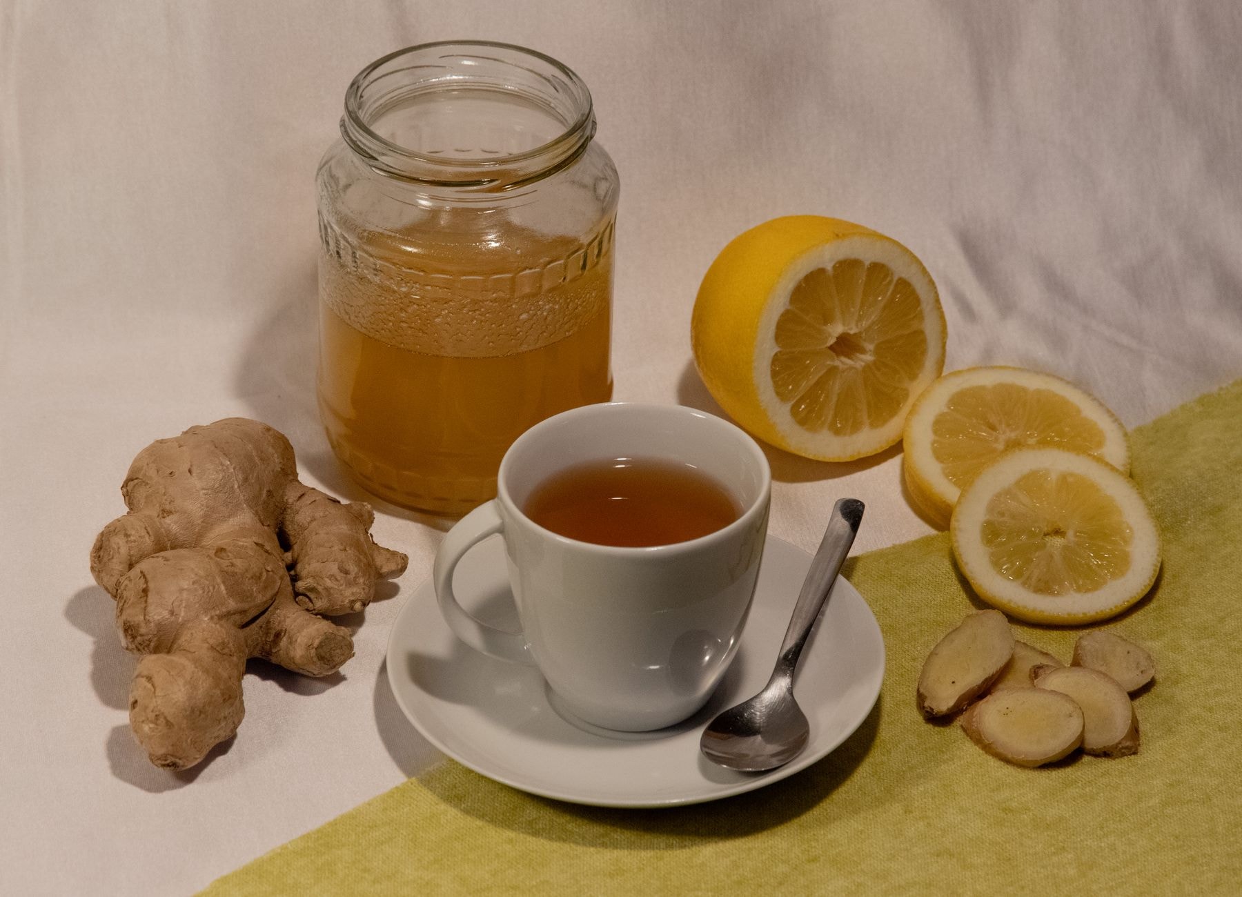 Cum se prepară băuturile care pot calma temporar gâtul iritat și de ce alcoolul trebuie evitat ca remediu