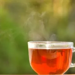 Ceaiul băut foarte fierbinte a fost asociat cu un risc vascular cu 16% mai mare. Ce recomandă specialiștii